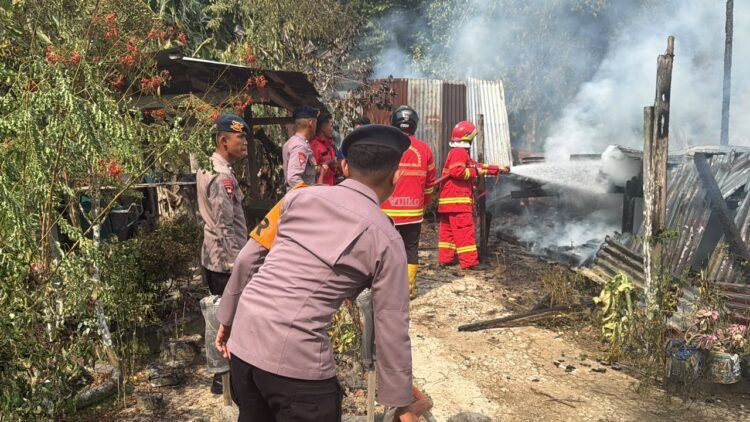 Brimob Kaltara Bersama Damkar Bergerak Cepat Tangani Kebakaran Rumah di Jalan Jelarai, Bulungan