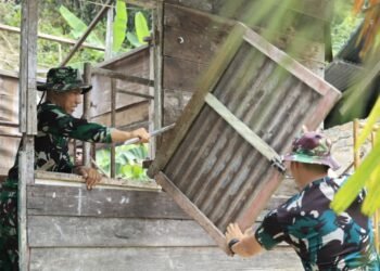 Satgas TMMD Tarakan Mulai Bongkar Rumah Cristina untuk Direhabilitasi