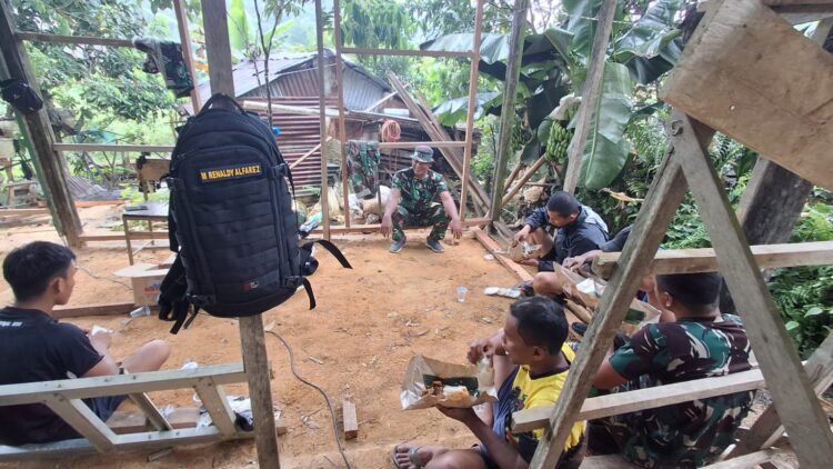 Makan Siang Bersama Warga, Satgas TMMD Tarakan Perkuat Kebersamaan