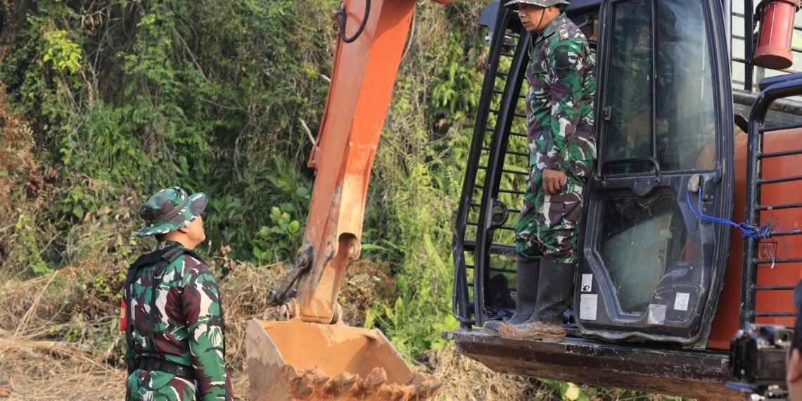 Tinjau Pengerjaan Jalan, Dansatgas TMMD Tekankan Manfaat bagi Masyarakat