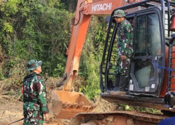 Tinjau Pengerjaan Jalan, Dansatgas TMMD Tekankan Manfaat bagi Masyarakat