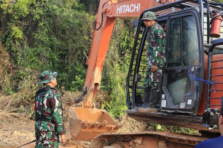 Tinjau Pengerjaan Jalan, Dansatgas TMMD Tekankan Manfaat bagi Masyarakat
