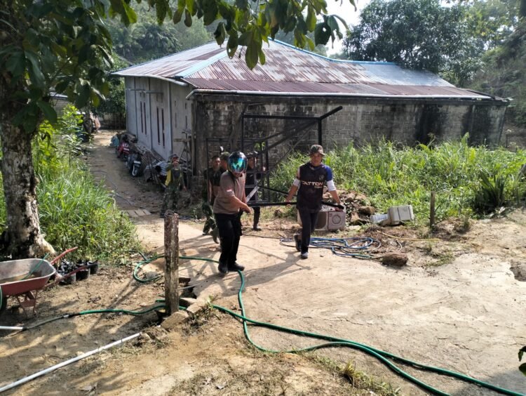 Satgas TMMD dan Warga Bahu-Membahu Bangun Fasilitas Sumur Bor di Tarakan