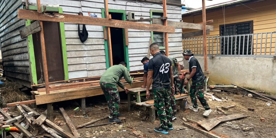 TMMD ke-130 Kodim Tarakan Perbaiki Rumah Lapuk Milik Lansia di Sebengkok