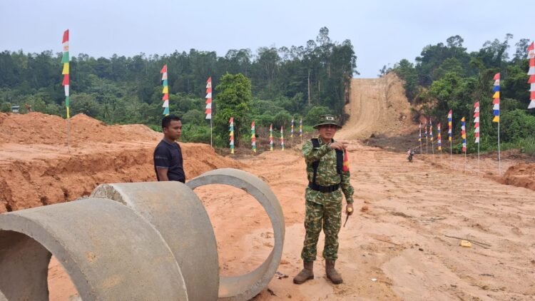 Dandim Danan Wisnubrata Pastikan Jalan Tanjung Batu–Pantai Amal Dilengkapi Drainase