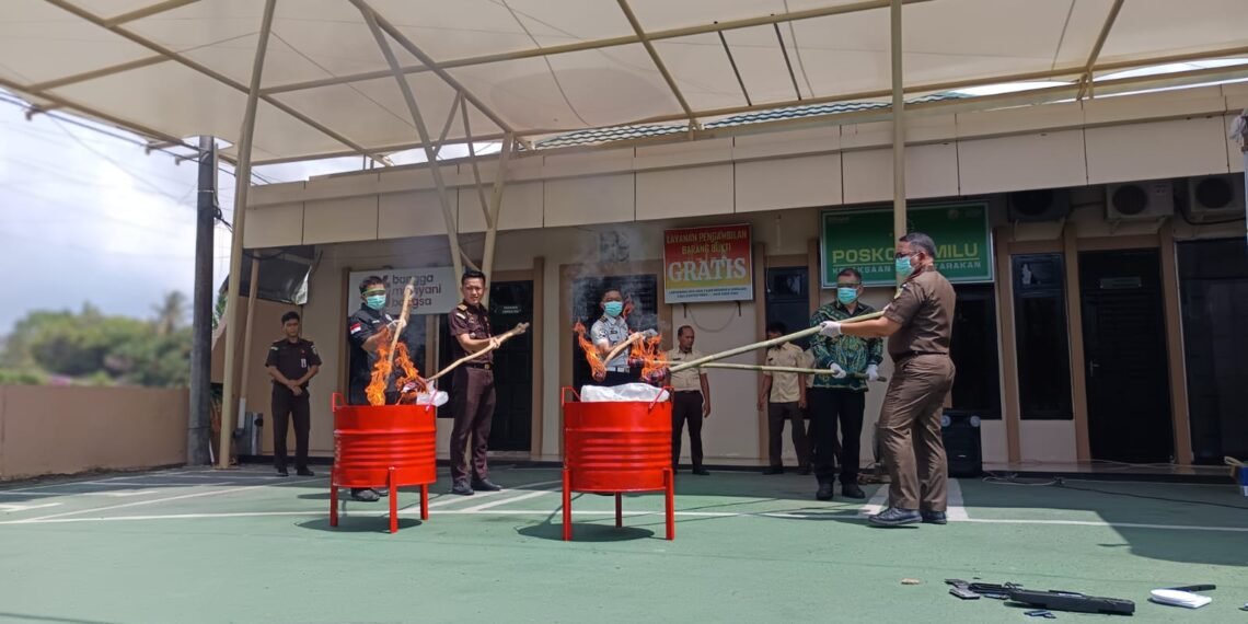 Kejari Tarakan Musnahkan Barang Bukti 107 Perkara Selama Oktober